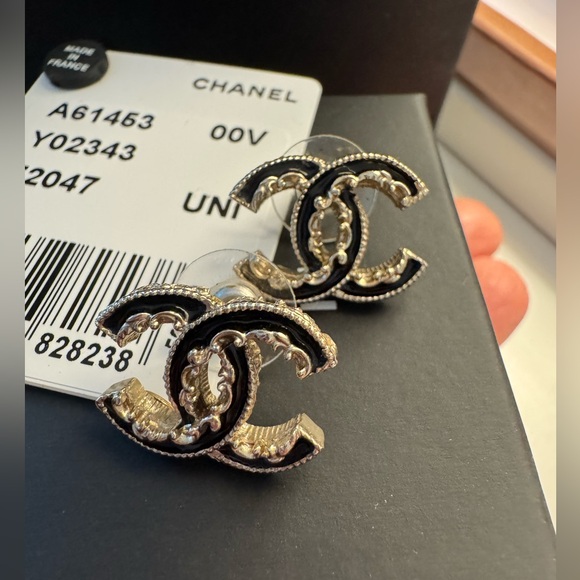 CHANEL CC Stud Earrings
Z2047 Gold/Black - Picture 2 of 9